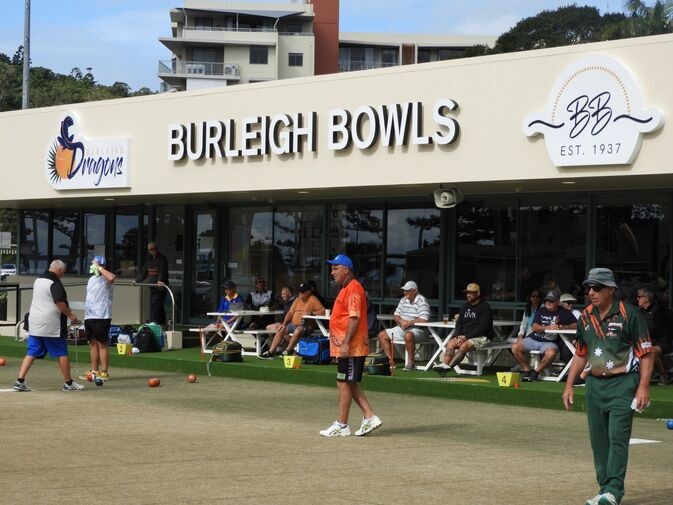 what-to-do-in-burleigh-heads What to do in Burleigh Heads: people playing lawn bowls outside Burleigh Bowls Club on a sunny day