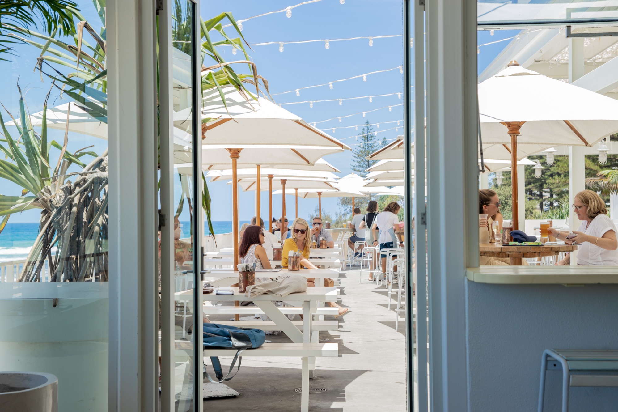 burleigh-dinner-without-a-booking Diners at a casual beachfront Burleigh Heads restaurant at dusk with a walk-in Burleigh dinner